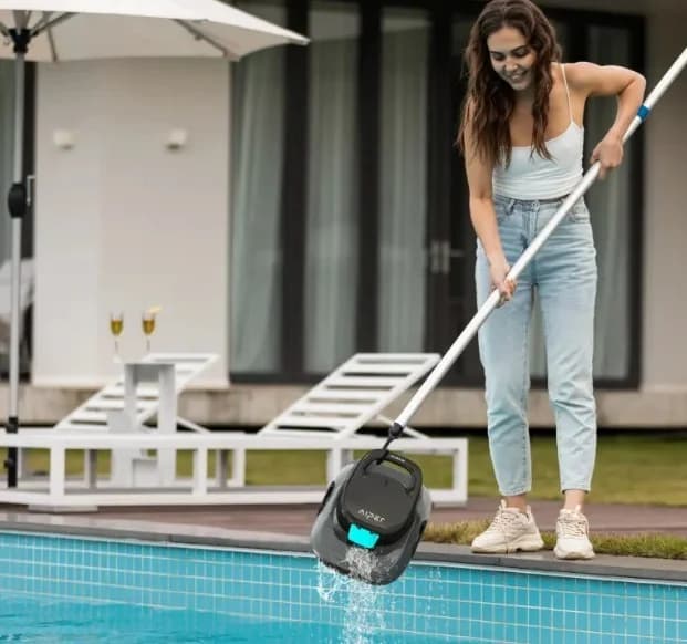 Aiper Scuba SE robotic pool cleaner